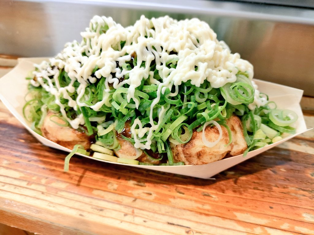 bluefish5673's tweet image. 大阪に来ました～
たこ焼き美味いっ！！😆
#はなだこ　#梅田