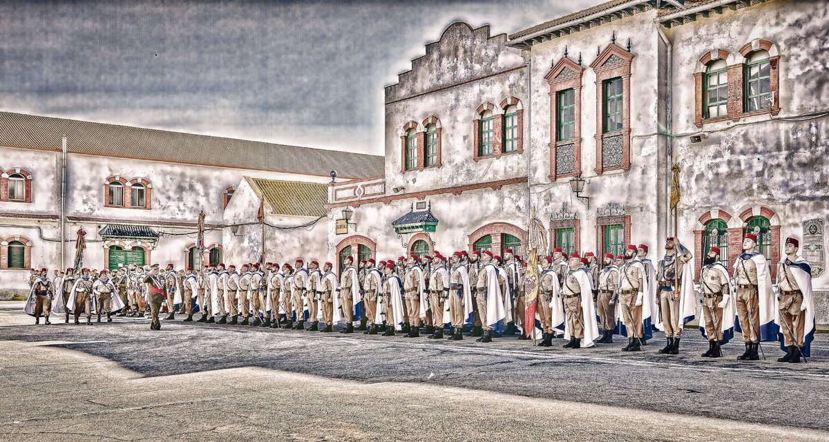 pmgrc156's tweet photo. Y los #Regulares van y vienen a donde les mandan, y luchan aquí, y mueren allá, y nunca preguntaron porque mueren. Saben que mueren por #España, y no quieren saber más
Feliz CXII aniversario, camaradas!🇪🇦 https://t.co/KJHlPp5P9a