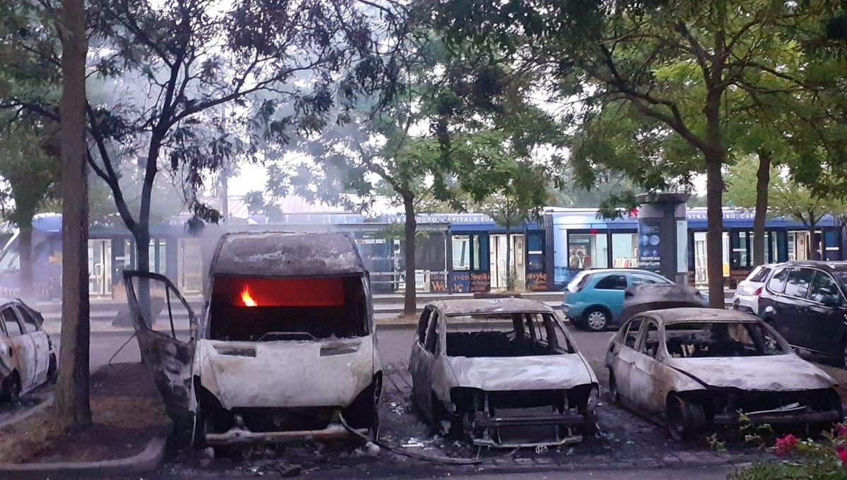 de_Bevec's tweet photo. franceinfo
#ViolencesUrbaines Dans l'est, en Moselle, la mairie de Fameck a été saccagée. A Metz, une salle de concert a été vandalisée, raconte France Bleu Lorraine Nord. A Woippy, le commissariat de la police municipale a été attaqué, ainsi que l'école de la deuxième chance. https://t.co/Mqzgx2hHd2