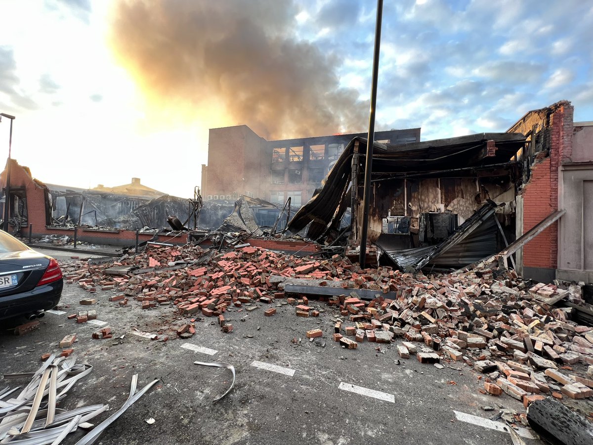 ZackAjili's tweet photo. Réveil chaotique, apocalyptique, à Roubaix après une deuxième nuit d’émeutes. Les bâtiments de l’entreprise Prochèque Nord, 500 salaries, ont été incendiés à 3h du matin. Une partie des bâtiments se sont effondrés @TF1Info @LCI https://t.co/sMXdyQm8Xk