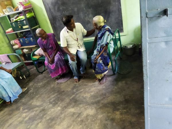 ElderlineTN's tweet photo. Tamilnadu Elderline’s Field Response Officer visited the Arumai illam, Mayiladuthurai and created awareness among senior citizens.
#dial14567 #elderline #TamilNaduGovernment #elderlypeople #oldagehomevisit #seniorcitizenlife #SocialWelfareDepartment #respectelders #amtex https://t.co/i5ecoFCNOp