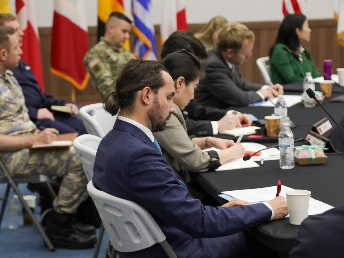 UN_Command's tweet photo. .@UN_Command_DCDR Lt. Gen. Andrew Harrison met with international ambassadors at the latest monthly round table discussion in @USAGHumphreys
#UnderOneFlag #UnbrokenCommitment #UnifiedinPurpose #Multinational #Coalition #alliance #유엔사 https://t.co/0fTy8ohDdb