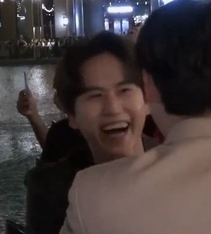 Kyuhyun's reaction when his face is showed up on Burj Khalifa giant LED ㅋㅋㅋㅋ