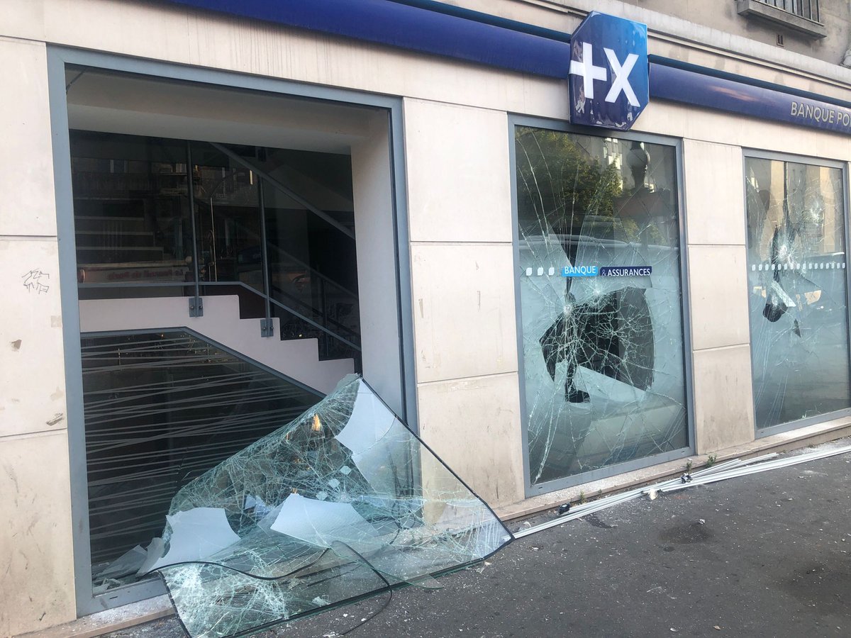 A Pantin, dans le quartier Hoche, on a franchi un cap. Ce ne sont plus seulement les poubelles qui ont brûlé mais des votiures et un autocar. Des vitrines ont aussi volé en éclats.