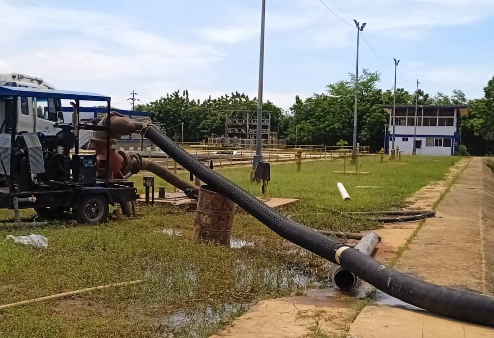 hidrolago_ve's tweet photo. #30Jun/ Para garantizar el proceso de purificación del Agua en Planta B, en el Campo de Pozos Uno - Parroquia Los Cortijos/Mcpio San Fco #Zulia se hizo mantenimiento al Sistema de Aireación de la Potabilizadora del Sur, beneficiando a 220mil habitantes 

#EmpoderarElPodePopular https://t.co/idsvHz5ZvP