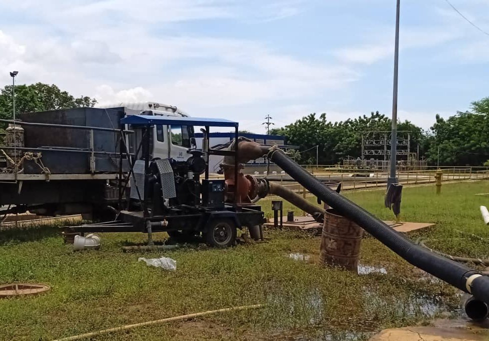 hidrolago_ve's tweet photo. #30Jun/ Para garantizar el proceso de purificación del Agua en Planta B, en el Campo de Pozos Uno - Parroquia Los Cortijos/Mcpio San Fco #Zulia se hizo mantenimiento al Sistema de Aireación de la Potabilizadora del Sur, beneficiando a 220mil habitantes 

#EmpoderarElPodePopular https://t.co/idsvHz5ZvP