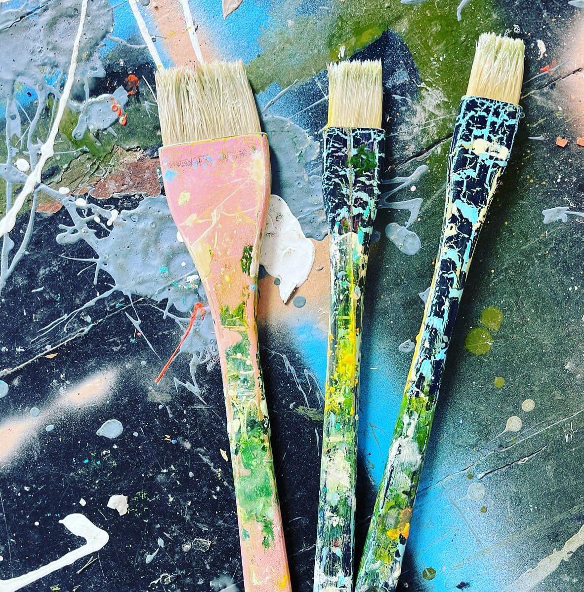 ArtMaterialsAus's tweet image. Still our absolute favs the Pro Hart Swagger signature paintbrush. Used, used and used and the bristles never fall out #prohartswagger