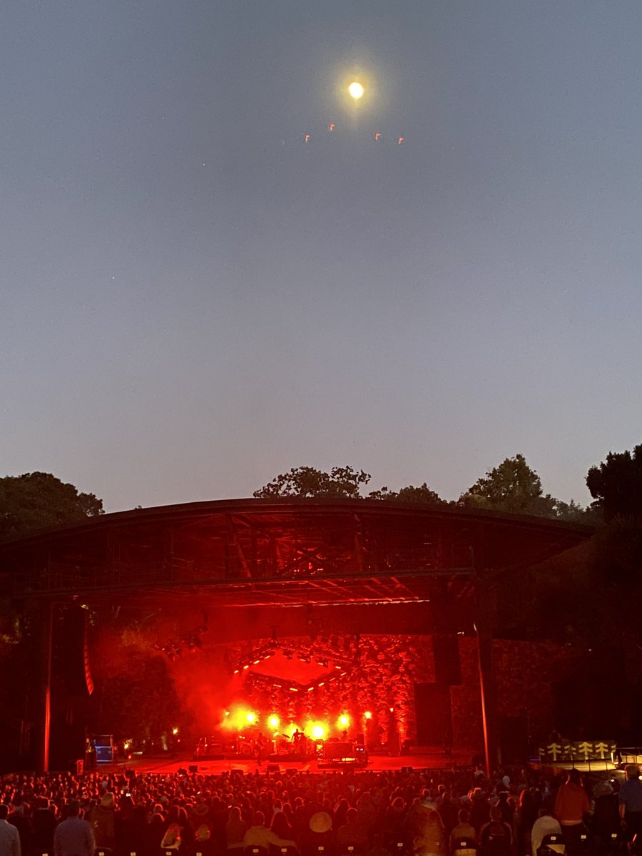 BrewsterApollo's tweet photo. There are cross-cultural myths about the presence of a full moon over the stage at a rock concert.
Or, if not, there should be.
#JasonIsbell #400Unit #FrostAmphitheater https://t.co/TfTPUWmSse