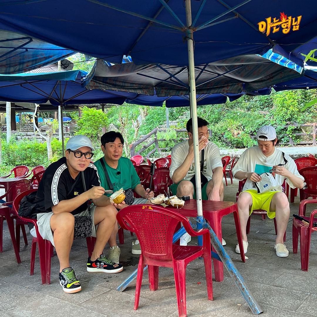 Mycherry_ShinPD's tweet photo. 📍 230630 JTBC cập nhật IG

Cũng là đi chùa nhưng không phải chùa Bửu Long quận 9 🥲

#김희철 #Heechul #KnowingBros #아는형님 #Shindong #신동 https://t.co/WuSEewb5PV