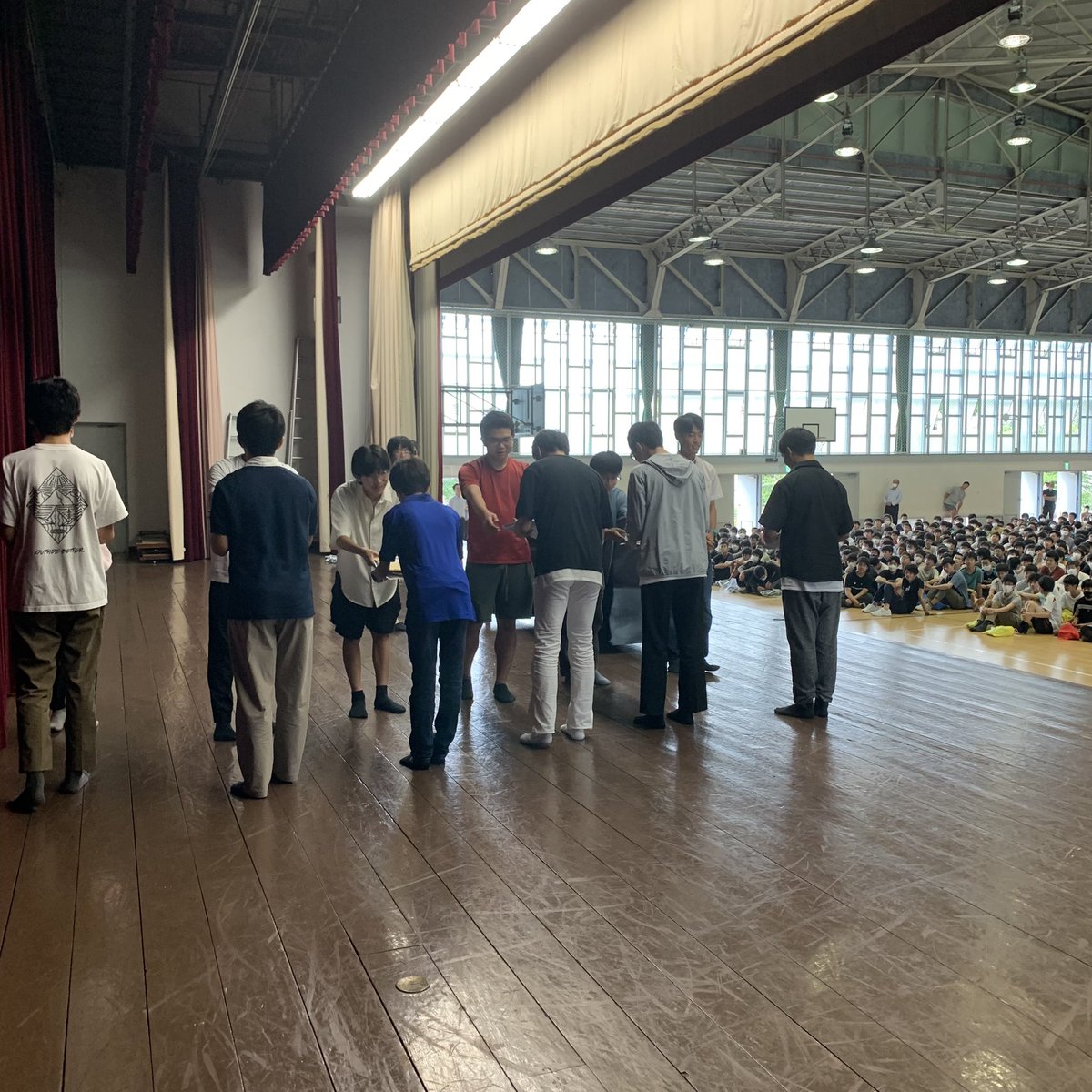nadasc_official's tweet photo. 【引き継ぎ式】
今日の昼休み前に引き継ぎ式が行われ、正式に第72代生徒会が発足しました。
灘校生全員が輝ける生徒会を目指していくので、よろしくお願いします。
さて、今日から毎日中央役員の意気込みを投稿していきます！ https://t.co/YWfY4Wgh1k