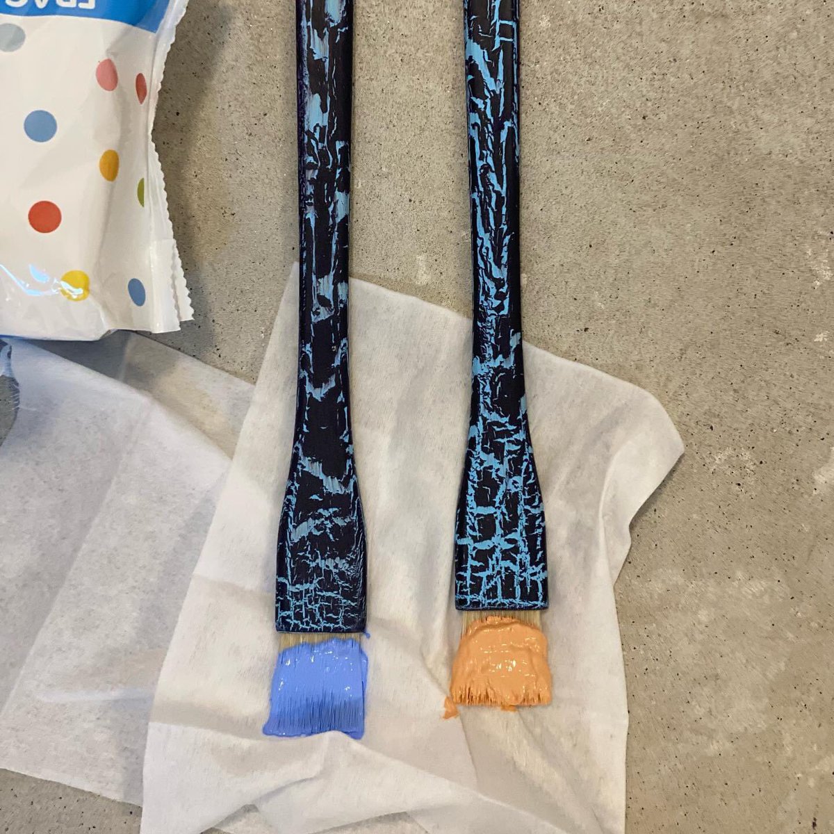 ArtMaterialsAus's tweet image. On location Bondi Australia - When you need your favourite paintbrushes @twentytwentysix.gallery 
Pro Hart Swagger signature paintbrushes never shed hair #bestartistpaintbrushes #prohartswagger