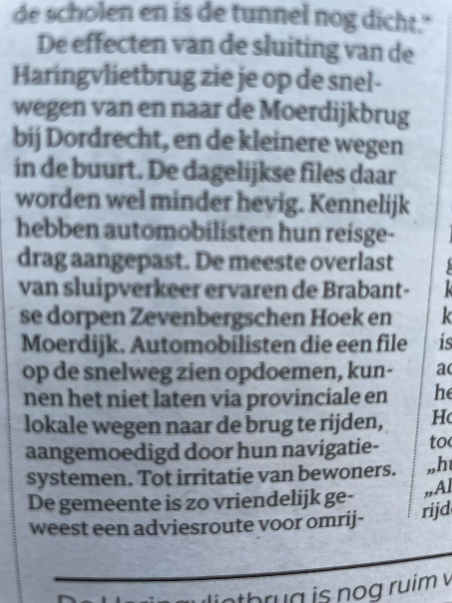 Ik weet wel waarom de files op de #Haringvliet minder zijn geworden <a href="/arjenschreuder/">arjen schreuder</a> : duizenden mensen staan, net als ik op campings of logeren in hotels rond Rotterdam omdat het niet te doen is anders Check ze maar: alles zit ramvol! <a href="/nrc/">NRC</a> #haringvliet