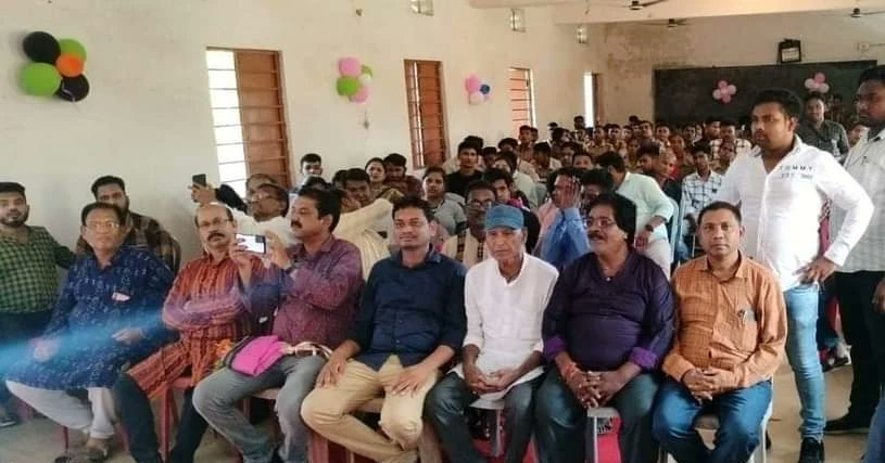 NiranjanBishi23's tweet photo. Attended function as a Chief in District Level Yuva Utsav at District Headquarters NYK Bolangir Odisha.
@Nyksindia
#NiranjanBishi #TribalLeader #BJD #Odisha #PublicLeader #Leader #BijuJantaDal #MemberOfParliament #RajyaSabha #MP #MPRajyaSabha #Bishi #OdishaLeader #PublicWorker https://t.co/C3vckYMRfq