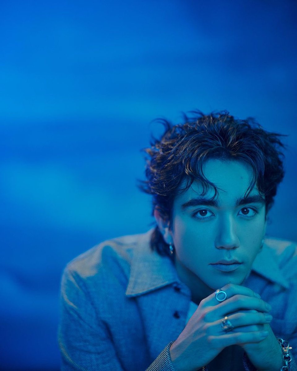 OnlyKazVN's tweet photo. 30.06.2023|KAZ's STORY IG UPDATE

"airplane blue seeping thruuuuuu" (Home lyrics) 

📷 timgallo's IG post:
"Airplane Blue.

A portrait taken with the theme of the blue seen from the airplane.💪"

#kazumamitchell #Home 
_
Let's add the song "Home" to your story. It's available✈️💙 https://t.co/He8UnBQdzS