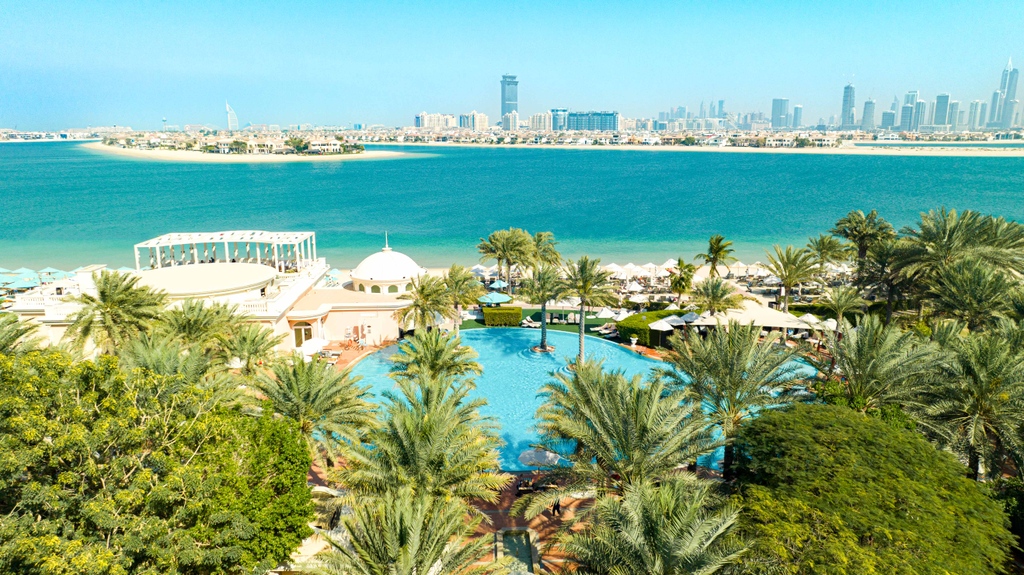 Let your senses be enthralled by the harmonious blend in the breathtaking vistas of our beachfront bliss, oceanic wonders, and lush greeneries @kempinskipalm

#Kempinski #KempinskiPalm #PalmJumeirah #Dubai #Staycation #beachreasort #beautifuldestinations #vacationmode
#MyDubai