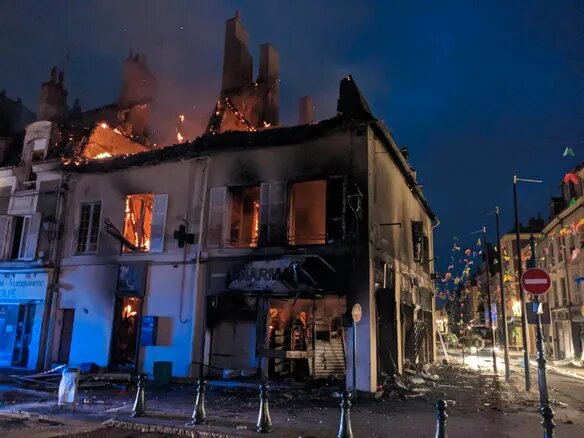 larep_fr's tweet image. Trois immeubles à détruire, plus de 200 émeutiers, 60 magasins attaqués : un premier bilan effroyable à #Montargis après une nuit de saccages et pillages #Loiret #Nanterre
#Nahel larep.fr/montargis-4520…