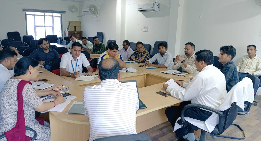 cmhobanswara's tweet photo. स्वास्थ्य भवन में राष्ट्रीय स्वास्थ्य मिशन के तहत समीक्षा बैठक जारी। मुख्य चिकित्सा एवं स्वास्थ्य अधिकारी डॉ एचएल ताबियार कर रहे ब्लॉकों और शहरी क्षेत्र के कार्य की समीक्षा। https://t.co/BQhxWOrHl4