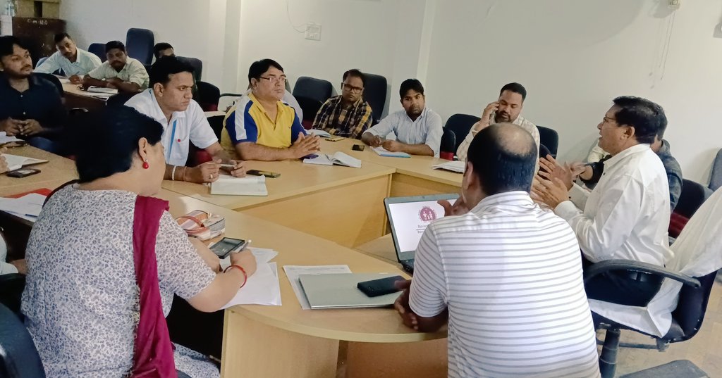 cmhobanswara's tweet photo. स्वास्थ्य भवन में राष्ट्रीय स्वास्थ्य मिशन के तहत समीक्षा बैठक जारी। मुख्य चिकित्सा एवं स्वास्थ्य अधिकारी डॉ एचएल ताबियार कर रहे ब्लॉकों और शहरी क्षेत्र के कार्य की समीक्षा। https://t.co/BQhxWOrHl4