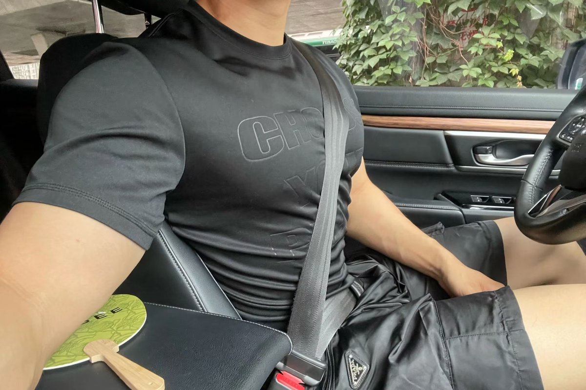 重点招募：
1、在上海的。
2，健壮肌肉💪1m，🈶大胸肌和敏感乳头，加满分！滴滴打车驾驶员，可接送主人我上下班（主人支付打车费用，有偿💰服务）。喜欢玩野裸暴露，能被主人我肆意榨汁取精的肌肉💪精畜。
3、可加➕主人微信：tjchairman或QQ：1534331923