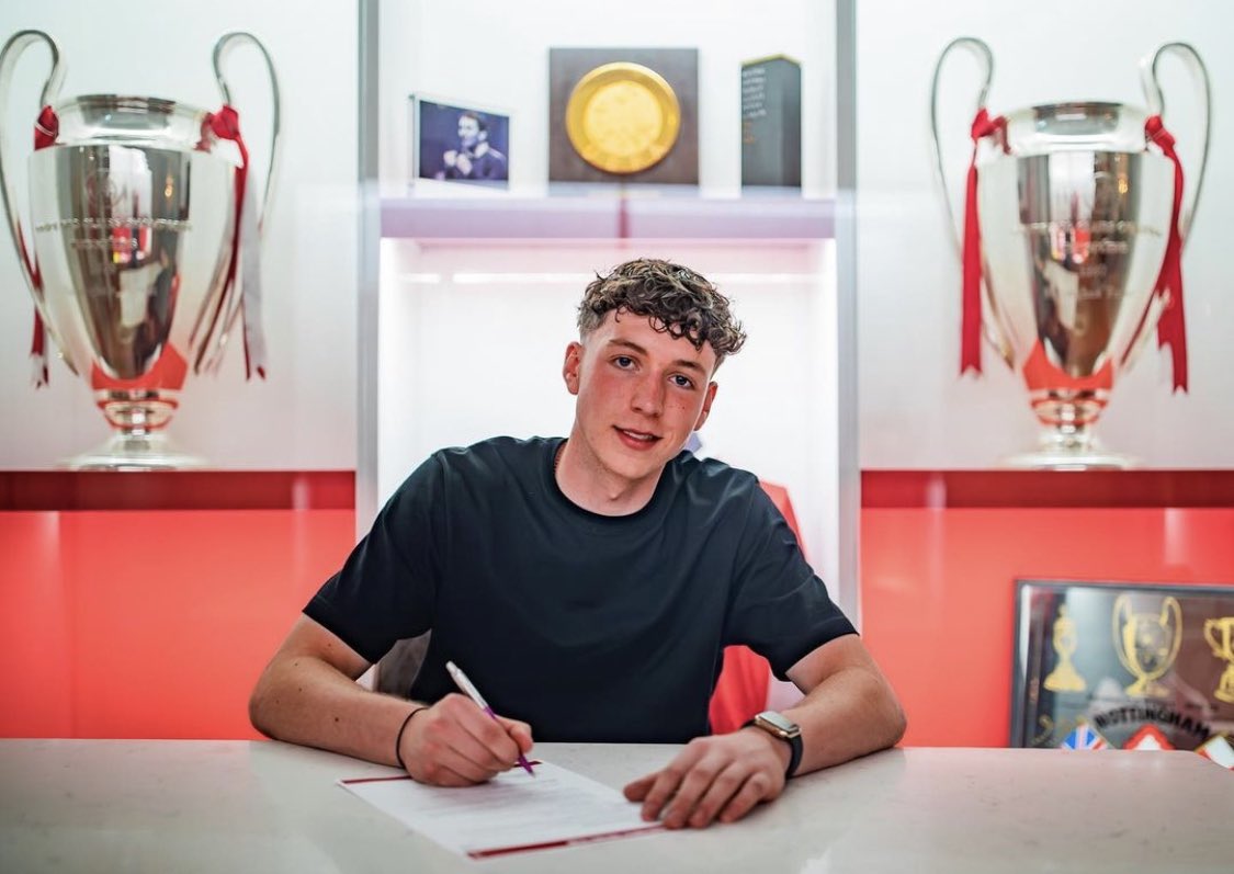 Many congratulations to former pupil @Gr1ffithss on signing a pro contract with Nottingham Forest FC. Fully deserved for all his hard work, talent and dedication. We are excited to see how his career takes off from here . 🧤 👏🏼