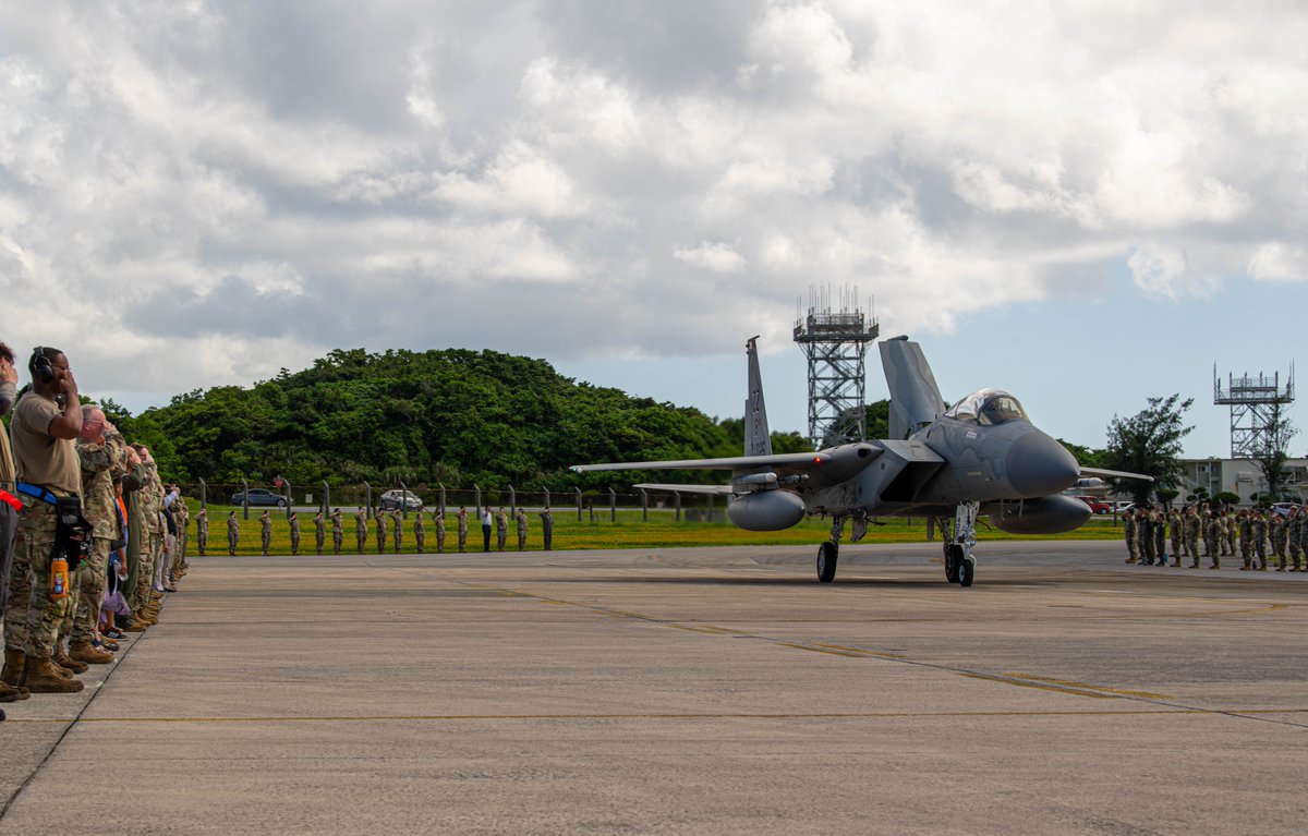 KadenaAirBase_J's tweet image. #嘉手納基地 で6月29日、米空軍第18航空団司令官のデイビッド・エグリン准将が #F15C イーグル戦闘機で最後のフライト（フィニ・フライト）を行いました。フィニ・フライトは、パイロットや乗務員が異動や退役する際に最後のフライトを祝す目的で行われ、米空軍の伝統行事となっています。