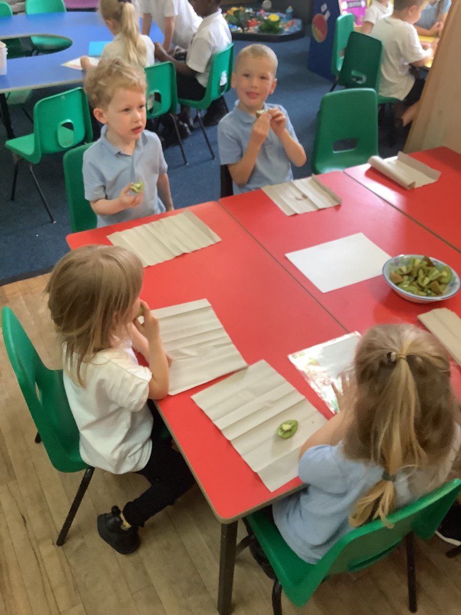 MissSpittlehous's tweet photo. Our class led our own rainbow talk session this week and moved around in small groups, exploring kiwis using our different senses and recording our group’s ideas in our own sheet. Fantastic rainbow talk FS2S! 🤩🥝 https://t.co/UcuRdREudg