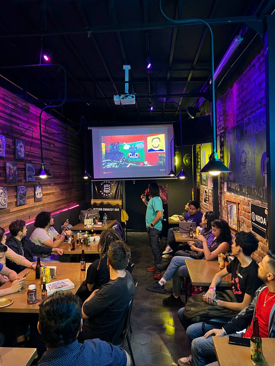 🇲🇽Fué una gran noche en el #PolkadotViewingParty de CDMX presentando el trabajo de los talentosos artistas que pintaron murales en el #MegaHackathon de <a href="/VaraNetwork/">Vara Network</a>