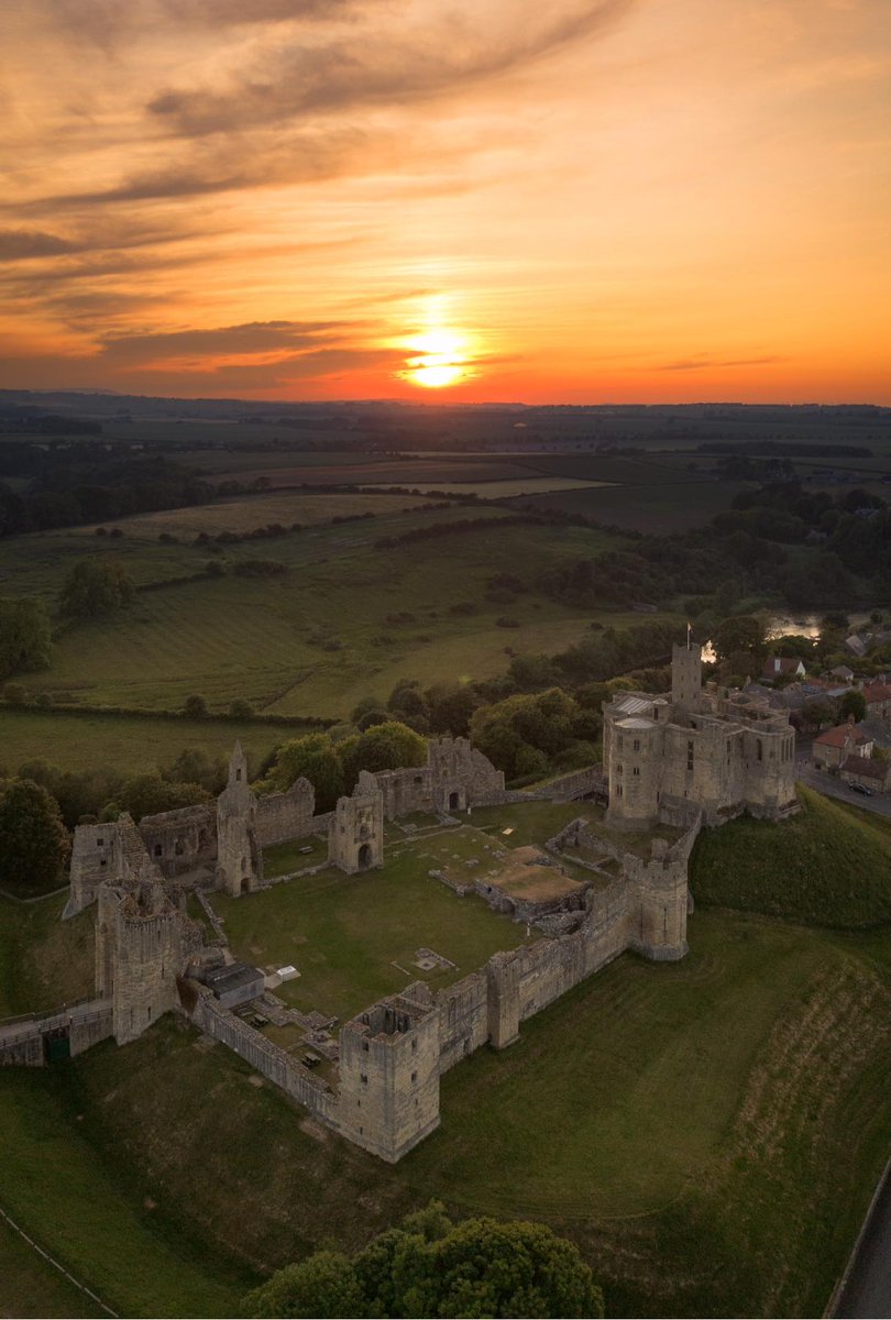 VisitNland's tweet photo. It's #NorthumberlandHour β°β°β°
This #NorthumberlandHour we had to share this incredible image we spotted last week, taken by Northumberland Adventures. Who can tell us which castle this is?
https://t.co/nZmaIm9W1u
#visitnorthumberland #endlessexperiences @EnglishHeritage https://t.co/hc7GiPUhyO