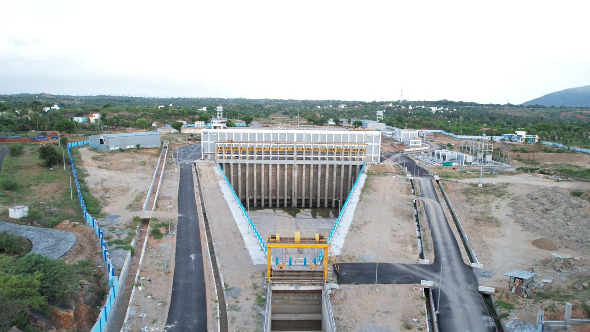 We are executing the #MetturLIS in TN. It will help revive & refill 100 #waterbodies in the State. We have completed the #pipeline laying & hydro testing for 34 km.#Pumphouses 2 & 3 are getting ready for commissioning.
#irrigation #TamilNadu #agriculture #MEIL