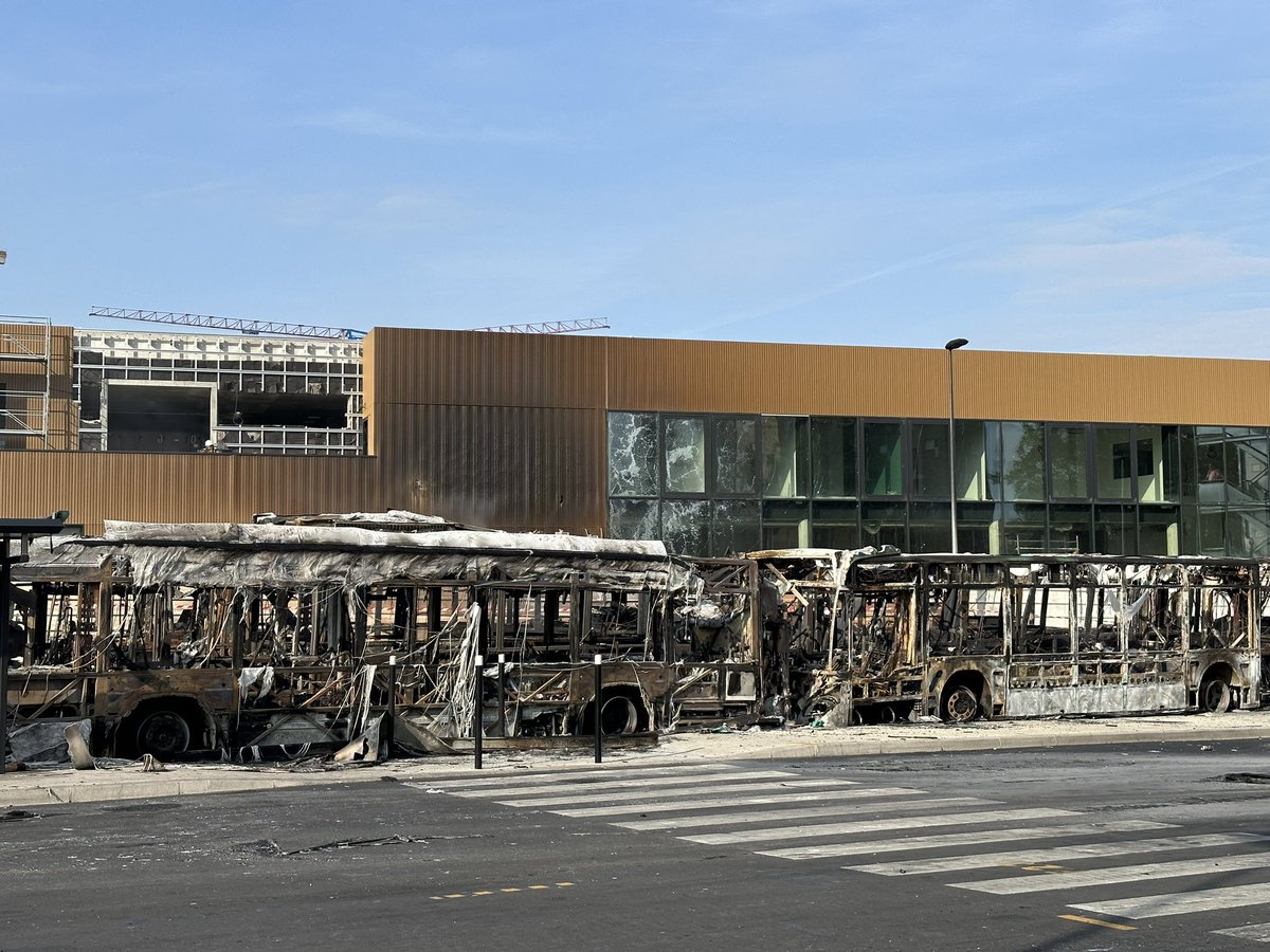 francletkarine's tweet photo. Brûler des bus, piller des commerces, dans quel but ? Détruire des équipements publics, pourquoi faire ? C’est priver les habitants de moyens qui sont parfois trop rares. 
Je suis émue, triste, révoltée. Je pense aux agents, aux habitants. https://t.co/oIx4SZ6pJ0