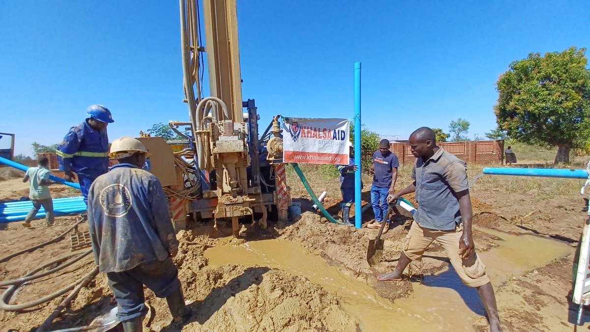 Khalsa_Aid's tweet photo. Our team is in Kassongo, Malawi. After conducting assessments, Khalsa Aid is installing a water pump within the village to ensure the community has access to clean drinking water. #Water4Africa #KhalsaAid https://t.co/t9L8gKikDu