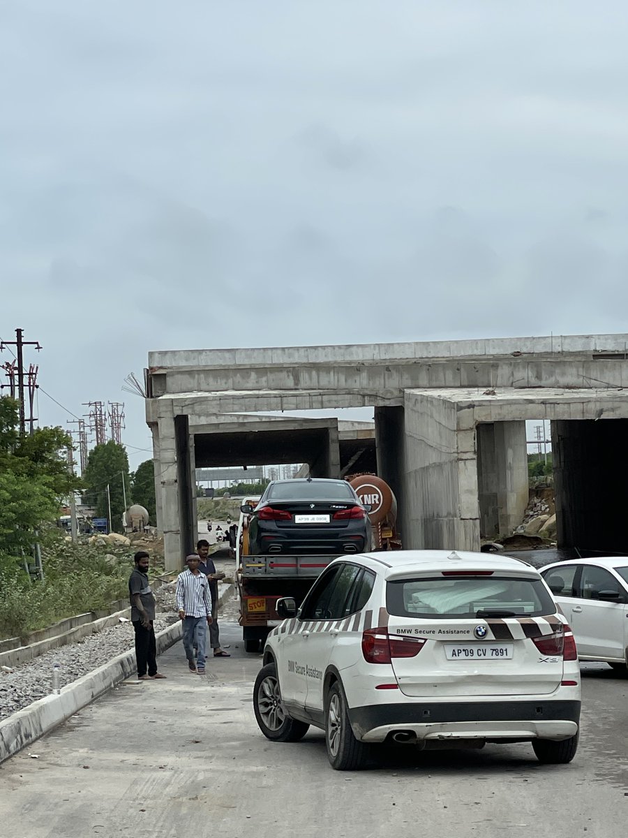 m_udayteja's tweet photo. Stuck with pregnant wife in the middle of the night waiting for towing services and an alternative vehicle was the most harrowing experience. @mcnarsingi @GHMCOnline @prakashgoudssm @HYDTP @HydTimes @etvteluguindia @V6News @Abnandhrajyothi  @bmwindia @TataAIGMotor https://t.co/jl7d3EX473