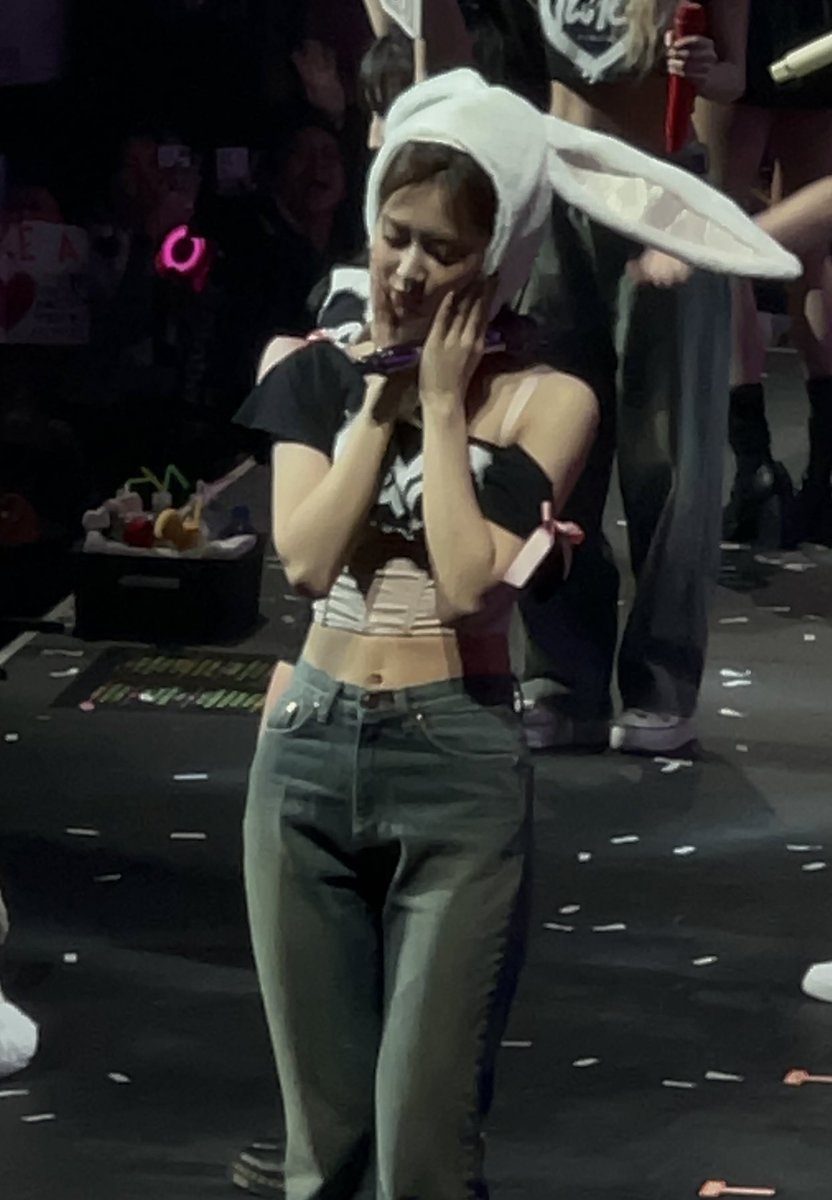 pradajjh's tweet photo. tzuyu was SO CUTE in the bunny hat someone gave her 😭😭 

#READYTOBE_IN_CHICAGO_D2 #RTBinChicago #TWICE_5TH_WORLD_TOUR https://t.co/g2PMxTVt8Q