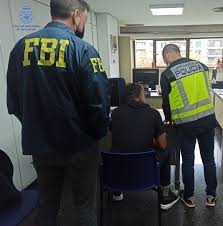 CgscUfp's tweet photo. Operación conjunta entre @FBI y @policia

Detienen en #Barcelona a un "peligroso fugitivo" que defraudó un millón de dólares.

El estafador utilizaba un pasaporte diplomático de #guineaBissau y tiene su domicilio en un chalé de #Ibiza

#PoliciaNacional #FBI #UfpNoticias #UfpCrece https://t.co/2n5Knx73r7