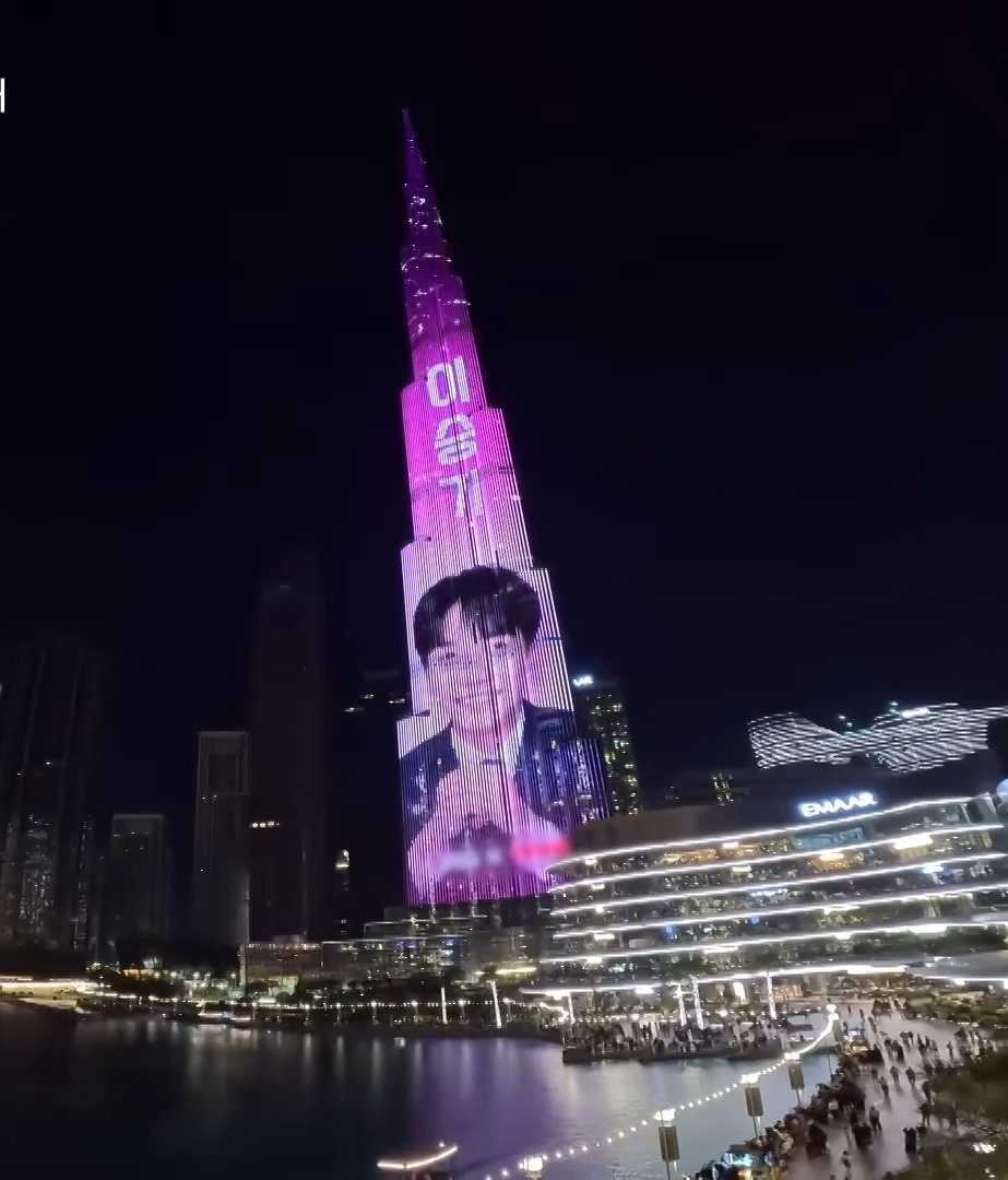 Look how happy he is!!! His name n face on Burj Khalifa!!!! 😍🤩😍🤩😍
#LeeSeungGi #이승기
#BroAndMarble