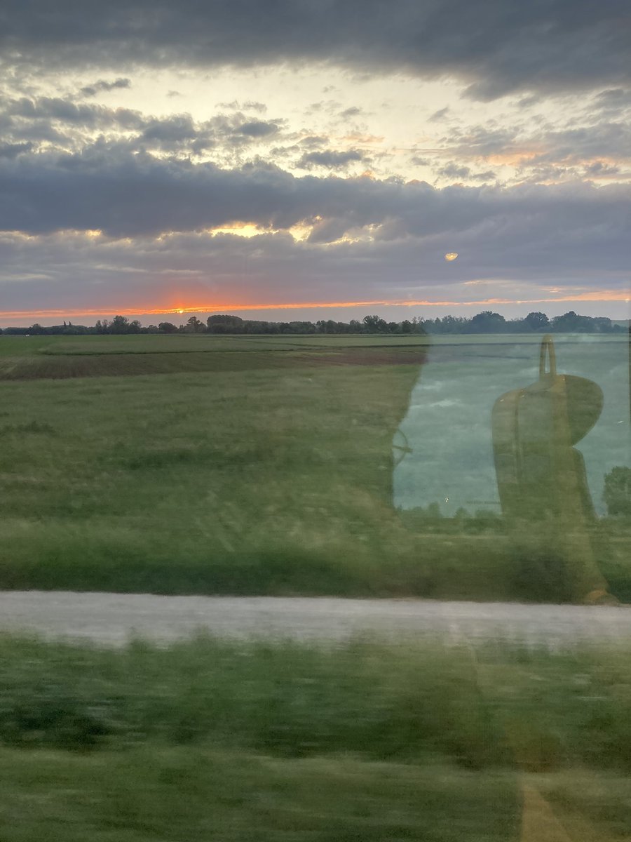 mguel_leon's tweet photo. Este verano no tenía planes para viajar, pensaba quedarme trabajando pero por motivos personales estoy próximo a embarcarme en un viaje en el tiempo, haré algunos hilos de cómo encuentro las ciudades y de cuáles son mis impresiones https://t.co/uALtrkyfZu