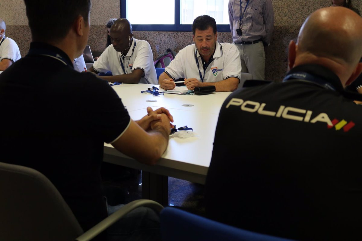 CgscUfp's tweet photo. La #PolicíaNacional, junto con otros tantos efectivos franceses, han iniciado la tercera fase del proyecto policial en #Níger para luchar contra las organizaciones criminales que operan en el país, una cooperación que comenzó en 2017.

#PoliciaNacional #UfpCrece #UfpNoticias #Ufp https://t.co/mg8dRnq1zz