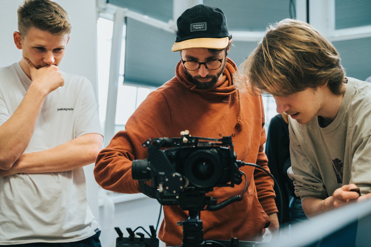 Allegro_Packets's tweet photo. We are so exited to announce our cooperation with the Leipzig University of Applied Sciences, @HTWK Leipzig!

A group of Multimedia Technology students is working on a video for Allegro Packets 🎥

We are already curious about the result
#AllegroPackets #HTWK https://t.co/7MivPt4VG2