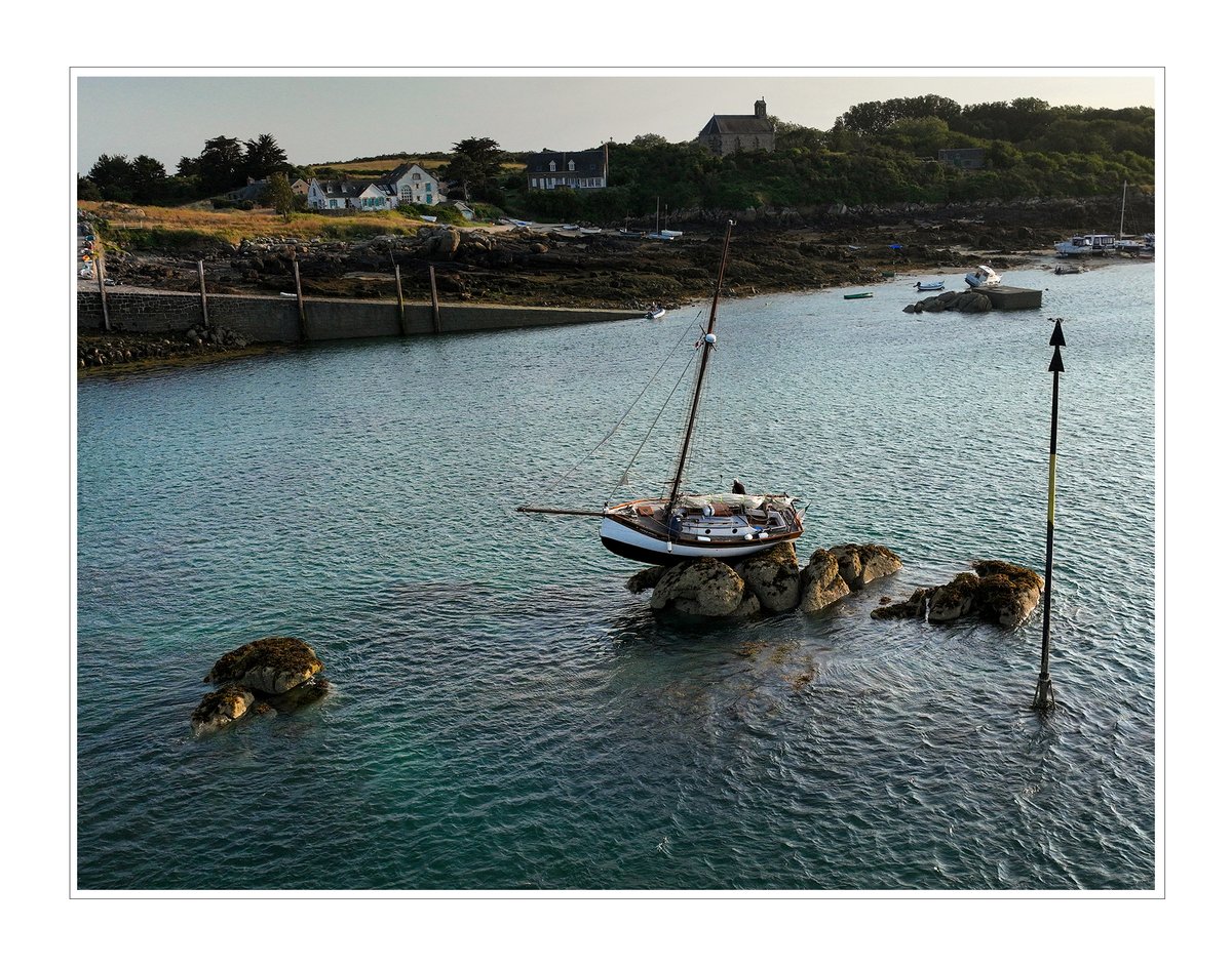 Chausey, l'archi belle pas facile
Va falloir réviser les cardinales... Hier en fin de journée, un joli cotre (irlandais, visiblement, et qui ressemble beaucoup à La Louise) a joué à bateau-perché. Heureusement sans dommage