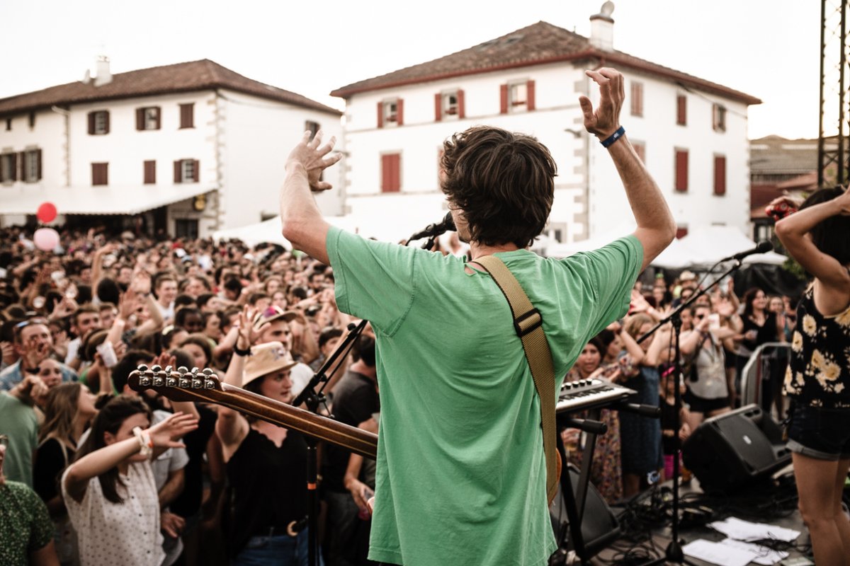 eke_eus's tweet photo. 🕺EHZ FESTIBALA
Gaur hasten da Irisarriko @ehzfestibala! Hiru egunez, kontzertuetaz eta ekitaldietaz gozatzen ahalko duzue. Gustu guztientzako egindako programazioa 👉 https://t.co/46RDuPn0UT
📸 Nahia Garat (EHZ 2022)
#ehz27 #irisarri #ehzfestibala https://t.co/Vk5nwH0Ear