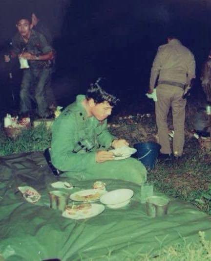 moonoi_punthai's tweet image. รัชกาลที่10 เมื่อครั้งทรงพระยศ สมเด็จพระบรมโอรสาธิราชฯ มีพระราชประสงค์ใช้ชีวิตของพระองค์ ดุจ ทหาร ตำรวจ และอาสาสมัครทุกคน จึงเสวยอาหารกระป๋องกับทหาร ตำรวจ และประทับแรมในกลุ่มบังเกอร์ และตรัสกับเจ้าหน้าที่ฐานดังกล่าวนั้น จนตลอดทั้งคืน