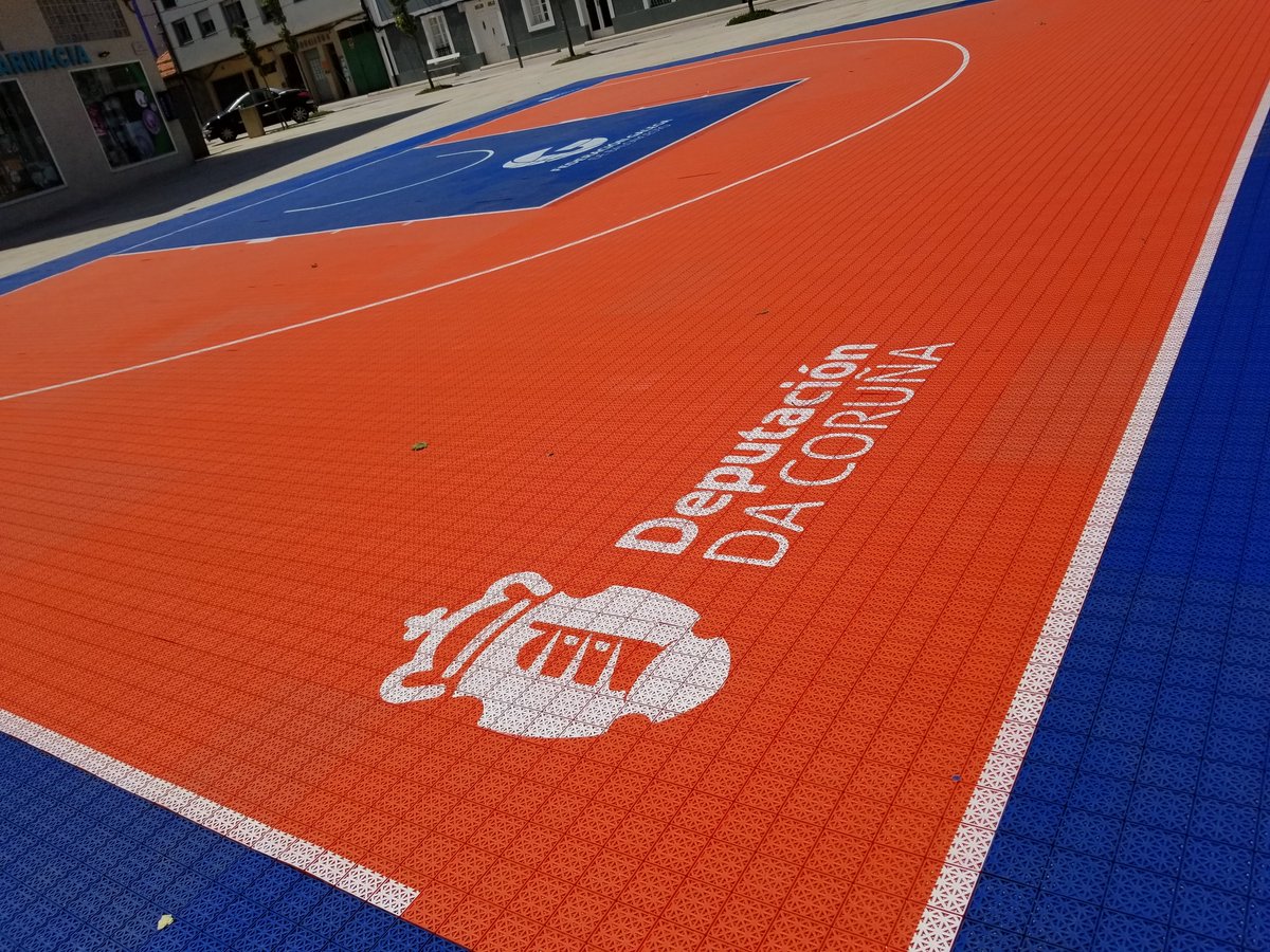 composinserta's tweet photo. No día de onte, procedimos á montaxe da pista 3x3 de baloncesto en Porto do Son en colaboración con @TiroLibreScq e a @FGB_Baloncesto.
O traballo pola nosa parte, xa está listo,🗑️🏀🏃‍♀️🏃, Rompetiños Jump 2023, 3x3 baloncesto. 
#deporte #inclusiónsocial #rompetiños23 #PortodoSon https://t.co/yJzjdlfdSO