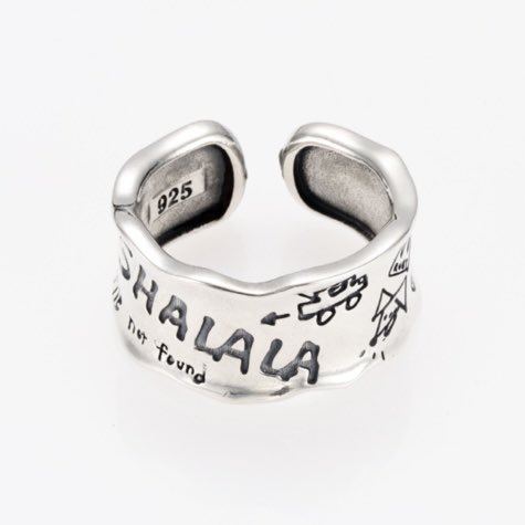 a closer look at taeyong's shalala md ring that is designed