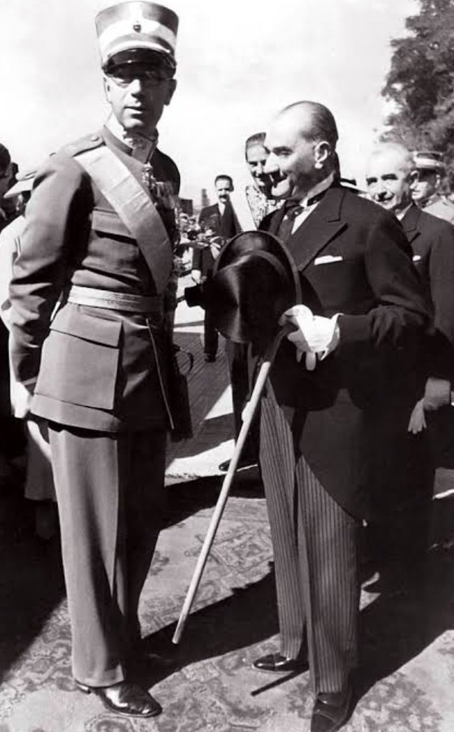 Bakın ne buldum...

İsveç Prensi, Ata'nın karşısında el pençe divan tir tir titrerkene saygıda kusur edemiyor ...🙄

Kızzzz Foto'dan anlaşıldığı gibi...😏