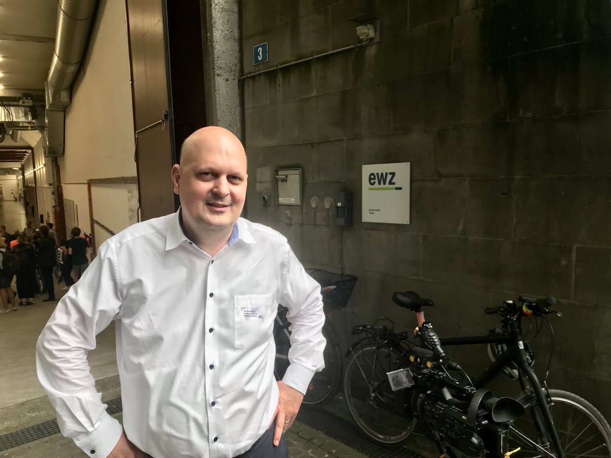 michaelbaumer's tweet image. Reges Interesse an der Führung im ewz-Unterwerk Katz: Von hier aus wird ein grosser Teil der Stadt mit Strom versorgt. Gestern konnte ich Interessierten einen Einblick geben ins Unterwerk Katz, das seit 2019 bei laufendem Betrieb umfassend saniert wurde.
#Versorgungssicherheit