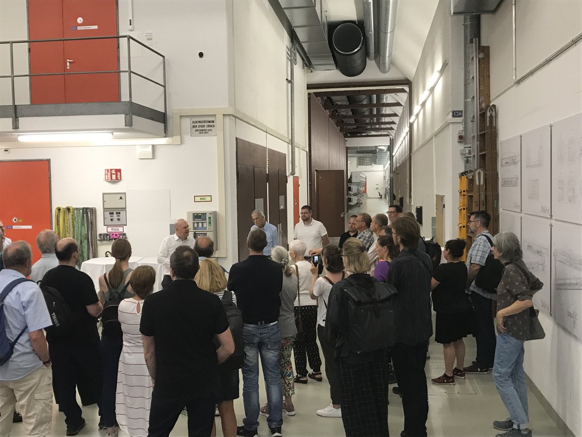 michaelbaumer's tweet image. Reges Interesse an der Führung im ewz-Unterwerk Katz: Von hier aus wird ein grosser Teil der Stadt mit Strom versorgt. Gestern konnte ich Interessierten einen Einblick geben ins Unterwerk Katz, das seit 2019 bei laufendem Betrieb umfassend saniert wurde.
#Versorgungssicherheit