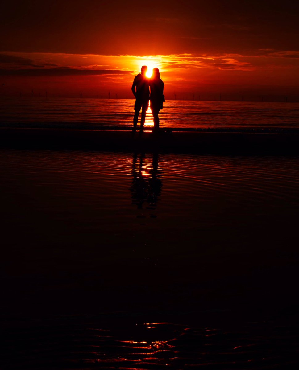JanneHaapamaki's tweet photo. Have a nice Friday! 🌅👫🌅
#sunsetphotos #tgifriday #fridayvibe #couplegoals #couplephoto #silhuette #silhuetteportrait #silhouette_creative #sunsetsilhouette #beachsilhouettes #sunsetloversgram #sunsetsofig #fridaypost #parivalokuvaus #nuoripari #auringonlaskunmetsästäjät https://t.co/Fuhjp5NgPU