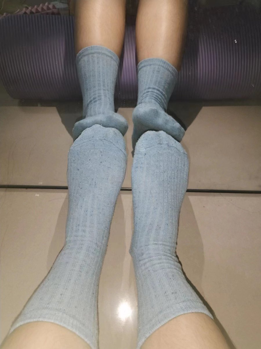 c74871's tweet photo. 看我脚尖部位的痕迹~🤔
这双现货哦~味道也是超级棒😏
真心推荐哥哥们在这个时候尝试一下我们的袜子，真的超级入味而且味道不容易散失~性价比超高~🫶🏻 https://t.co/AgueqHnFdh