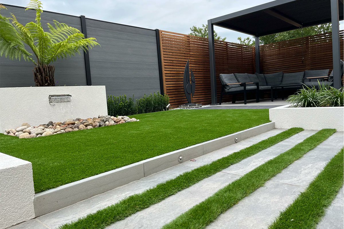 jongowergarden1's tweet photo. Newly completed garden in Wix, Essex. 
The prominent boundaries are now an attractive balance of redwood and composite panels from @charlesandivy.  A @suns_lifestyle pergola completes  the scheme to provide a shaded corner seating area.#gardendesign  #gardendesignessex https://t.co/jdnrHuGnQM