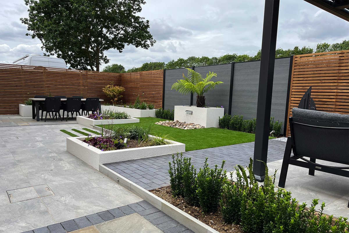 jongowergarden1's tweet photo. Newly completed garden in Wix, Essex. 
The prominent boundaries are now an attractive balance of redwood and composite panels from @charlesandivy.  A @suns_lifestyle pergola completes  the scheme to provide a shaded corner seating area.#gardendesign  #gardendesignessex https://t.co/jdnrHuGnQM